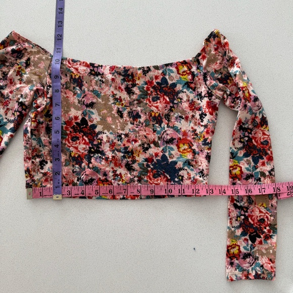 Off-Shoulder Floral Design Cropped Top - Picture 5 of 6